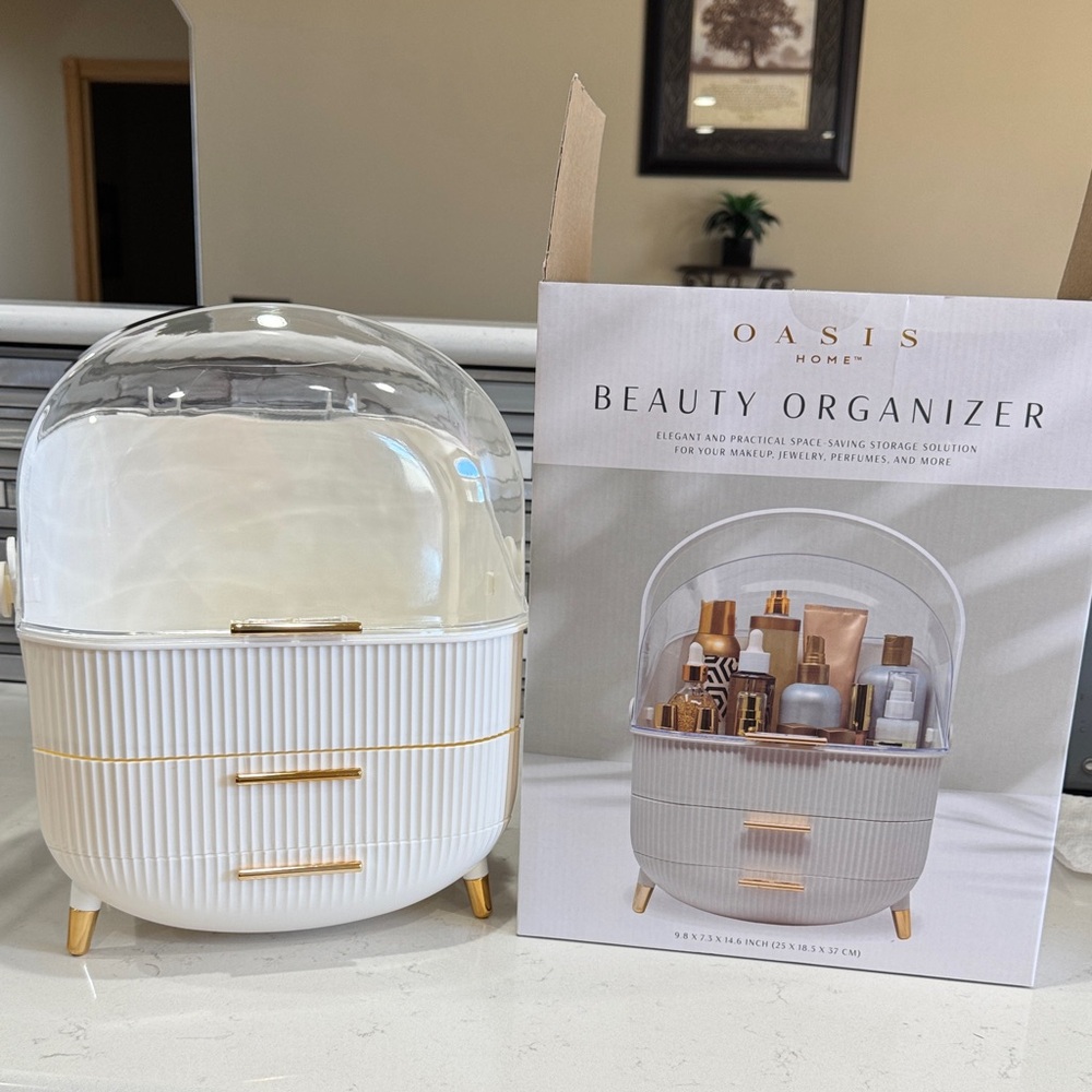 White & Gold Beauty Organizer